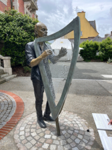 Hommage à Alan Stivell, Bronze H: 200 cm - Carhaix
