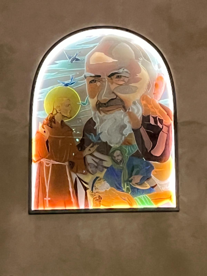 Cibolux dédié au Padre Pio, avec saint François d’Assise et le Bon Samaritain, Metz