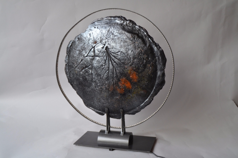 LAMPE ECLIPSE (modèle 2 - verso) - Bbronze patiné - émail rouge - leds - H : 60 cm