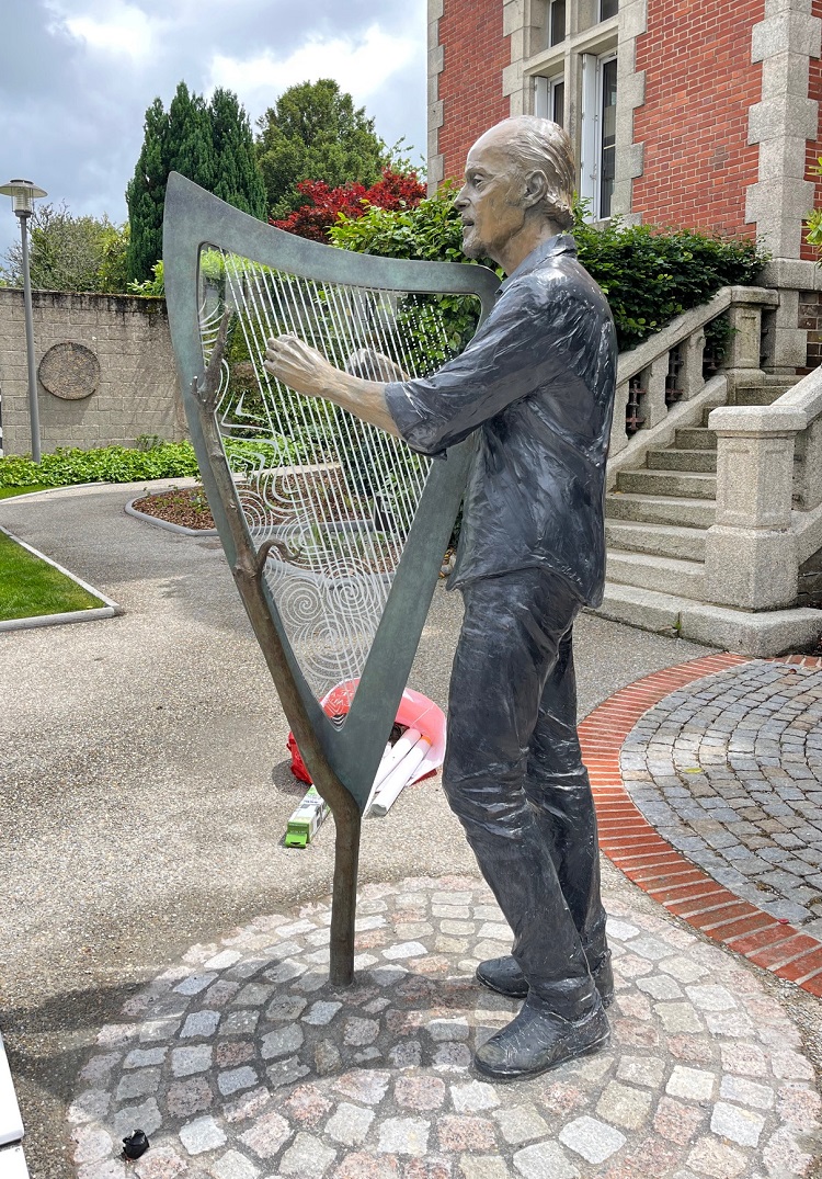 Statue en hommage è Alan Stivell - Carhaix